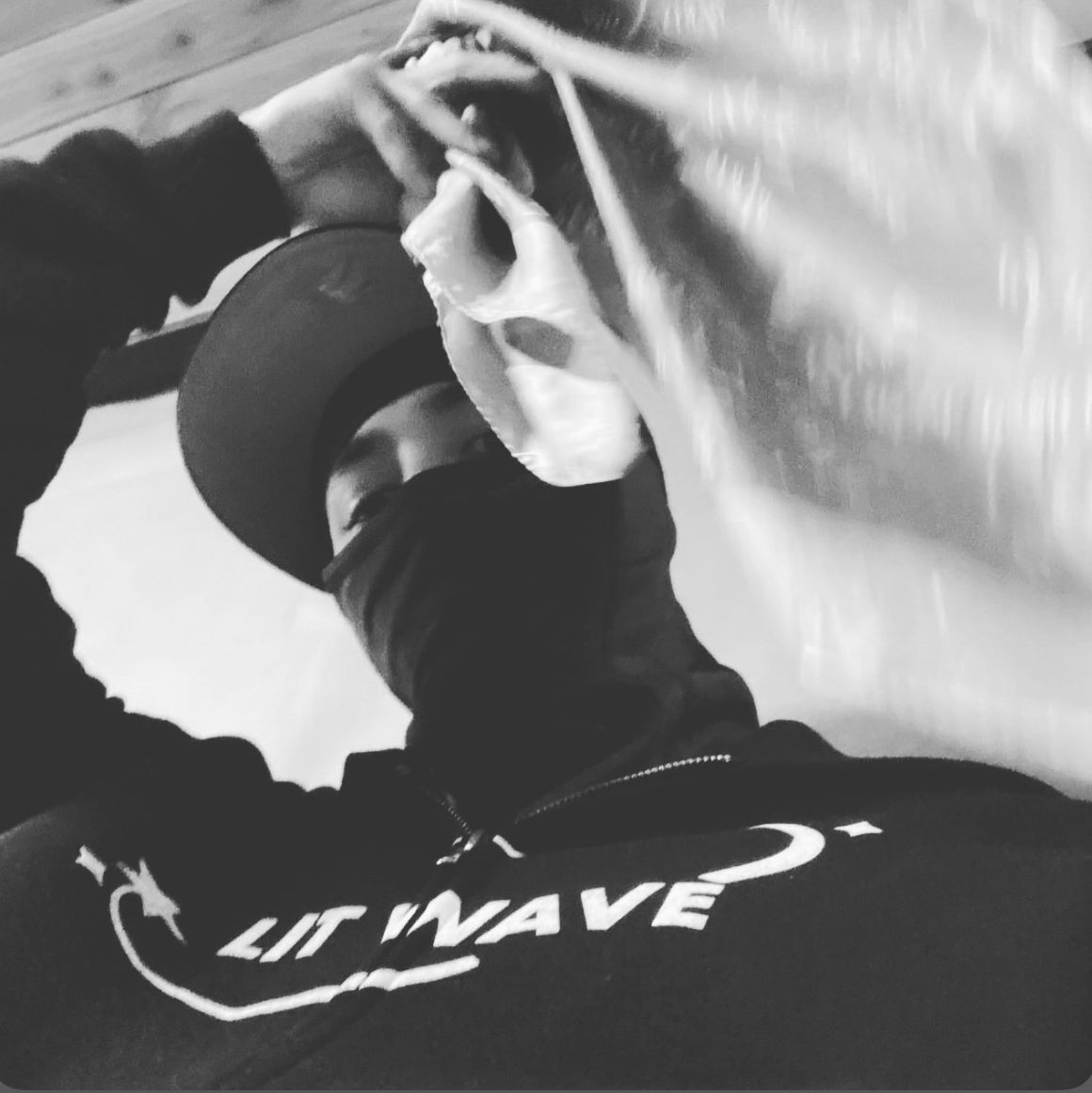 LIT WAVE ZIP HOODIE